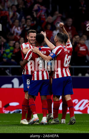 Madrid, Spagna. 26 ott 2019. I giocatori di Atletico de Madrid celebra un obiettivo durante la Liga match tra Atlético de Madrid e Athletic Club de Bilbao a Wanda Metropolitano Stadium in Madrid.(punteggio finale; Atletico de Madrid 2:0 Athletic Club de Bilbao) Credito: SOPA Immagini limitata/Alamy Live News Foto Stock