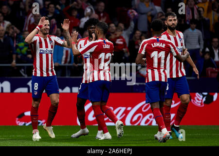 Madrid, Spagna. 26 ott 2019. I giocatori di Atletico de Madrid celebra un obiettivo durante la Liga match tra Atlético de Madrid e Athletic Club de Bilbao a Wanda Metropolitano Stadium in Madrid.(punteggio finale; Atletico de Madrid 2:0 Athletic Club de Bilbao) Credito: SOPA Immagini limitata/Alamy Live News Foto Stock