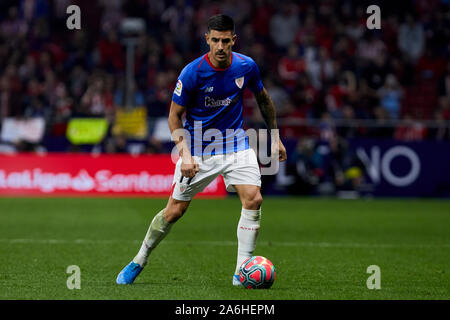 Madrid, Spagna. 26 ott 2019. Yuri Berchiche di Athletic Club de Bilbao visto in azione durante la Liga match tra Atlético de Madrid e Athletic Club de Bilbao a Wanda Metropolitano Stadium in Madrid.(punteggio finale; Atletico de Madrid 2:0 Athletic Club de Bilbao) Credito: SOPA Immagini limitata/Alamy Live News Foto Stock