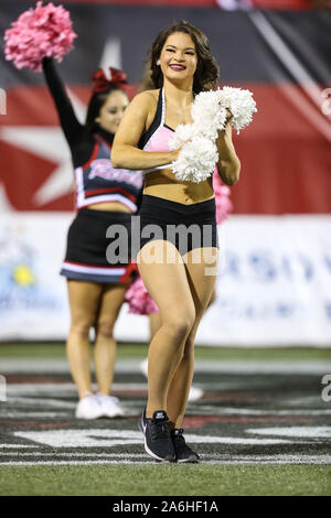 Las Vegas, NV, Stati Uniti d'America. 26 ott 2019. Un UNLV ribelli cheerleader sorride alla folla prima di iniziare il NCAA Football game con il San Diego State gli Aztechi e la UNLV ribelli a Sam Boyd Stadium di Las Vegas NV. Christopher trim/CSM/Alamy Live News Foto Stock