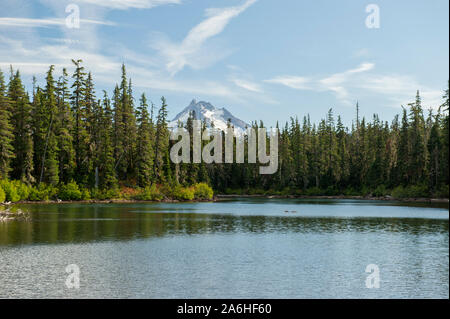 Il lago a ferro di cavallo, l'ultimo lago sulla strada per il Lago Olallie Scenic Area, ha una bella vista di Mt. Jefferson. Foto Stock