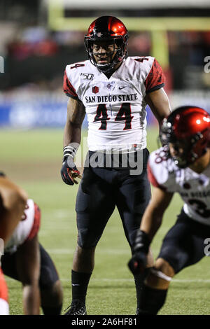 Ottobre 26, 2019: San Diego State Aztecs linebacker Kyahva Tezino (44) in azione durante il NCAA Football game con il San Diego State gli Aztechi e la UNLV ribelli a Sam Boyd Stadium di Las Vegas NV. Il San Diego State Aztecs portano la UNLV ribelli a tempo di emisaturazione 17 a 7. Christopher trim/CSM Foto Stock