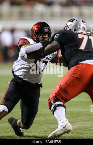 Ottobre 26, 2019: San Diego State Aztecs defensive lineman Keshawn banche (57) precipita il Passirio durante il NCAA Football game con il San Diego State gli Aztechi e la UNLV ribelli a Sam Boyd Stadium di Las Vegas NV. Il San Diego State Aztecs portano la UNLV ribelli a tempo di emisaturazione 17 a 7. Christopher trim/CSM Foto Stock