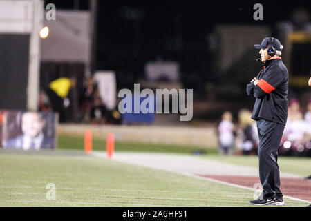 Ottobre 26, 2019: San Diego State Aztecs head coach lungo roccioso guarda il campo durante il NCAA Football game con il San Diego State gli Aztechi e la UNLV ribelli a Sam Boyd Stadium di Las Vegas NV. Il San Diego State Aztecs portano la UNLV ribelli a tempo di emisaturazione 17 a 7. Christopher trim/CSM Foto Stock