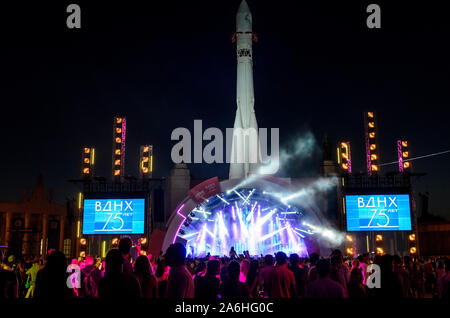 Mosca, Russia - Agosto 04 2014: notte concerto vicino sovietico di spazio di veicoli di lancio Vostock in VDNKh mostra, nuovo nome è Russian Exhibition Centre in Foto Stock