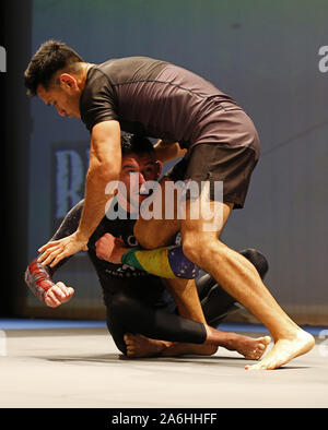 Westbury, New York, Stati Uniti d'America. 26 ott 2019. BILL ALGEO combatte contro PHILLIPE NOVER (a destra) durante la salita Invitational alle prese evento presso lo spazio in Westbury, New York. Credito: Anna Sergeeva/ZUMA filo/Alamy Live News Foto Stock