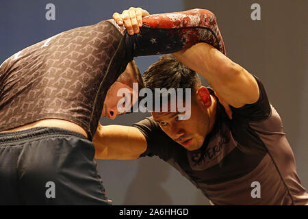 Westbury, New York, Stati Uniti d'America. 26 ott 2019. BILL ALGEO combatte contro PHILLIPE NOVER (a destra) durante la salita Invitational alle prese evento presso lo spazio in Westbury, New York. Credito: Anna Sergeeva/ZUMA filo/Alamy Live News Foto Stock