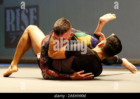 Westbury, New York, Stati Uniti d'America. 26 ott 2019. BILL ALGEO (top) combatte contro PHILLIPE NOVER durante la salita Invitational alle prese evento presso lo spazio in Westbury, New York. Credito: Anna Sergeeva/ZUMA filo/Alamy Live News Foto Stock