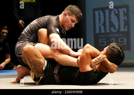 Westbury, New York, Stati Uniti d'America. 26 ott 2019. BENJAMIN TAPIA (destra) combatte contro FRANK RESENTHAL durante la salita Invitational alle prese evento presso lo spazio in Westbury, New York. Credito: Anna Sergeeva/ZUMA filo/Alamy Live News Foto Stock