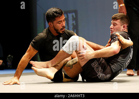 Westbury, New York, Stati Uniti d'America. 26 ott 2019. BENJAMIN TAPIA combatte contro FRANK RESENTHAL (a destra) durante la salita Invitational alle prese evento presso lo spazio in Westbury, New York. Credito: Anna Sergeeva/ZUMA filo/Alamy Live News Foto Stock