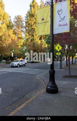 Healdsburg, California, Stati Uniti d'America. Il 26 ottobre 2019. Kincade fire. Downtown Healdsburg nella contea di Sonoma sembra essere una città fantasma come una evacuazione obbligatoria si svolge il sabato pomeriggio. La città è minacciata dalla Kincade incendio che ha consumato più di 25.000 acri come del sabato sera ed è previsto soltanto a peggiorare con alta venti prevista per domenica mattina presto. Più di 83.000 persone in Sonoma County sono stati ordinati per evacuare le loro case a causa del fuoco. È la più grande evacuazione in massa nella contea di Sonoma storia. Foto Stock