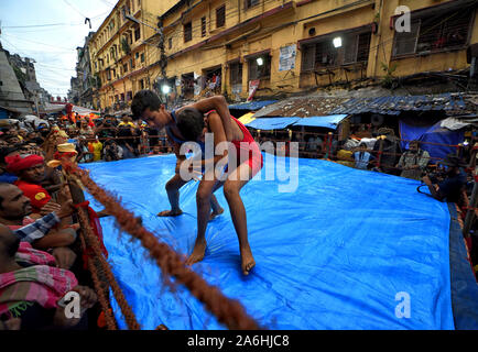 Kolkata, India. 26 ott 2019. Lottatori competere gli uni con gli altri in un aperto a livello di stato Wrestling concorso chiamato Dangal.Livello di stato Wrestling concorso organizzato su una strada trafficata di Burabazzar, Calcutta come parte della celebrazione Diwali ogni anno. Credito: Avishek Das/SOPA Immagini/ZUMA filo/Alamy Live News Foto Stock