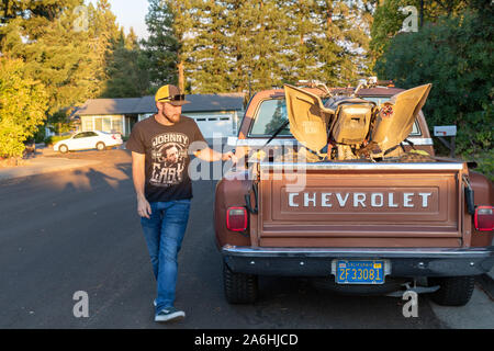 Healdsburg, California, Stati Uniti d'America. Il 26 ottobre 2019. Kincade fire. Brett Bruner gare per evacuare la sua casa in Healsdburg, California prima che il fuoco Kincaid. Kincade il fuoco ha consumato più di 25.000 acri come del sabato sera ed è previsto soltanto a peggiorare con alta venti prevista per domenica mattina presto. Più di 83.000 persone in Sonoma County sono stati ordinati per evacuare le loro case. È la più grande evacuazione in massa nella contea di Sonoma storia. Foto Stock