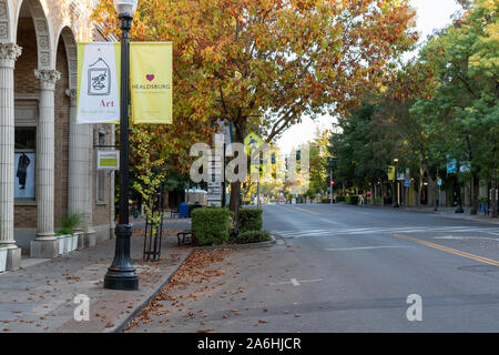 Healdsburg, California, Stati Uniti d'America. Il 26 ottobre 2019. Kincade fire. Downtown Healdsburg nella contea di Sonoma sembra essere una città fantasma come una evacuazione obbligatoria si svolge il sabato pomeriggio. La città è minacciata dalla Kincade incendio che ha consumato più di 25.000 acri come del sabato sera ed è previsto soltanto a peggiorare con alta venti prevista per domenica mattina presto. Più di 83.000 persone in Sonoma County sono stati ordinati per evacuare le loro case a causa del fuoco. È la più grande evacuazione in massa nella contea di Sonoma storia. Foto Stock