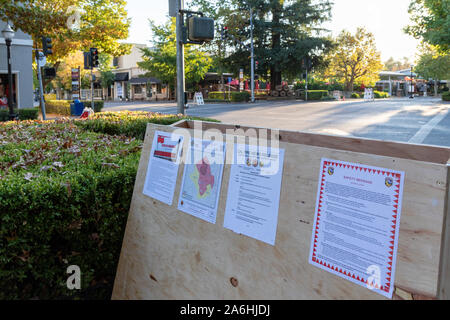 Healdsburg, California, Stati Uniti d'America. Il 26 ottobre 2019. Kincade fire. Downtown Healdsburg nella contea di Sonoma sembra essere una città fantasma come una evacuazione obbligatoria si svolge il sabato pomeriggio. La città è minacciata dalla Kincade incendio che ha consumato più di 25.000 acri come del sabato sera ed è previsto soltanto a peggiorare con alta venti prevista per domenica mattina presto. Più di 83.000 persone in Sonoma County sono stati ordinati per evacuare le loro case a causa del fuoco. È la più grande evacuazione in massa nella contea di Sonoma storia. Foto Stock