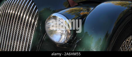 Un faro di un'auto d'epoca Foto Stock