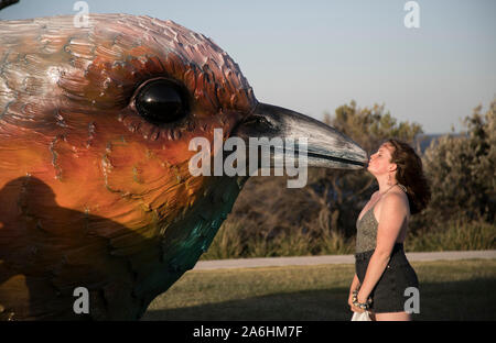 Pechino, Australia. 26 ott 2019. Un visitatore si erge da una mostra di scultura di mare mostra a Bondi Beach a Sydney in Australia, 26 ottobre, 2019. La mostra è aperta al pubblico dal 24 Ottobre al 9 novembre 10. Credito: Bai Xuefei/Xinhua/Alamy Live News Foto Stock