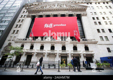 Pechino, USA. 25 ott 2019. Un enorme striscione di Youdao è visto appesi al New York Stock Exchange Building a New York, Stati Uniti, 25 ottobre 2019. Youdao, Inc., un apprendimento intelligente impresa della Cina il gigante di internet NetEase ha suonato la campana di apertura sul New York Stock Exchange su Venerdì di segnare la sua offerta pubblica iniziale (IPO) negli Stati Uniti il mercato azionario. L'IPO coinvolti 5.6 milioni di American Depositary Shares (ADS) ed era un prezzo di 17 dollari USA per annunci, NetEase ha annunciato venerdì. Credito: Wang Ying/Xinhua/Alamy Live News Foto Stock