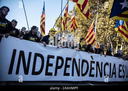 Barcellona, Spagna. 26 ott 2019. Un gruppo di dimostranti tenere un banner che dice autonomia e indipendenza bandiere durante la dimostrazione.diverse associazioni indipendenti hanno convocato a Barcellona una manifestazione per la libertà dei prigionieri politici in cui 350000 persone hanno partecipato. Credito: SOPA Immagini limitata/Alamy Live News Foto Stock