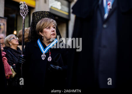 Madrid, Spagna. 9 Nov, 2018. Un cattolico parishioner durante la processione.vergine di Almudena processione avviene attraverso le strade di Madrid dove il santo patrono della capitale della Spagna è portato dalla Plaza Mayor di Almudena Cathedral. Centinaia di congregazioni cattoliche si uniscono alla processione in onore della Vergine. Credito: Guillermo Santos SOPA/images/ZUMA filo/Alamy Live News Foto Stock