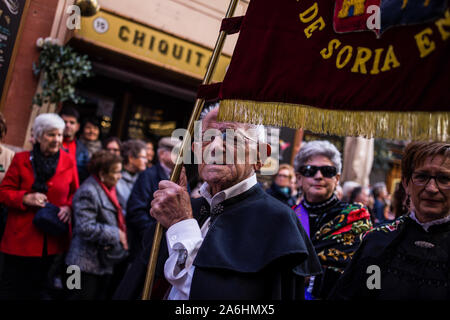 Madrid, Spagna. 9 Nov, 2018. Un cattolico parishioner durante la processione.vergine di Almudena processione avviene attraverso le strade di Madrid dove il santo patrono della capitale della Spagna è portato dalla Plaza Mayor di Almudena Cathedral. Centinaia di congregazioni cattoliche si uniscono alla processione in onore della Vergine. Credito: Guillermo Santos SOPA/images/ZUMA filo/Alamy Live News Foto Stock
