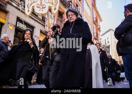 Madrid, Spagna. 9 Nov, 2018. I parrocchiani della parrocchia cattolica durante la processione.vergine di Almudena processione avviene attraverso le strade di Madrid dove il santo patrono della capitale della Spagna è portato dalla Plaza Mayor di Almudena Cathedral. Centinaia di congregazioni cattoliche si uniscono alla processione in onore della Vergine. Credito: Guillermo Santos SOPA/images/ZUMA filo/Alamy Live News Foto Stock