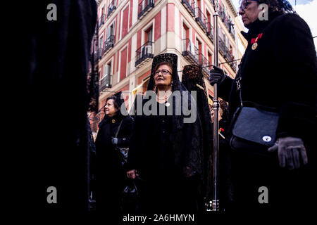 Madrid, Spagna. 9 Nov, 2018. Un cattolico parishioner durante la processione.vergine di Almudena processione avviene attraverso le strade di Madrid dove il santo patrono della capitale della Spagna è portato dalla Plaza Mayor di Almudena Cathedral. Centinaia di congregazioni cattoliche si uniscono alla processione in onore della Vergine. Credito: Guillermo Santos SOPA/images/ZUMA filo/Alamy Live News Foto Stock