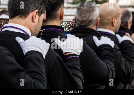Madrid, Spagna. 9 Nov, 2018. I vettori della Vergine di Almudena durante la processione.vergine di Almudena processione avviene attraverso le strade di Madrid dove il santo patrono della capitale della Spagna è portato dalla Plaza Mayor di Almudena Cathedral. Centinaia di congregazioni cattoliche si uniscono alla processione in onore della Vergine. Credito: Guillermo Santos SOPA/images/ZUMA filo/Alamy Live News Foto Stock