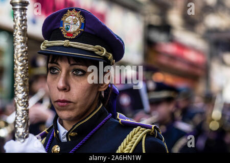 Madrid, Spagna. 9 Nov, 2018. Un cattolico parishioner durante la processione.vergine di Almudena processione avviene attraverso le strade di Madrid dove il santo patrono della capitale della Spagna è portato dalla Plaza Mayor di Almudena Cathedral. Centinaia di congregazioni cattoliche si uniscono alla processione in onore della Vergine. Credito: Guillermo Santos SOPA/images/ZUMA filo/Alamy Live News Foto Stock