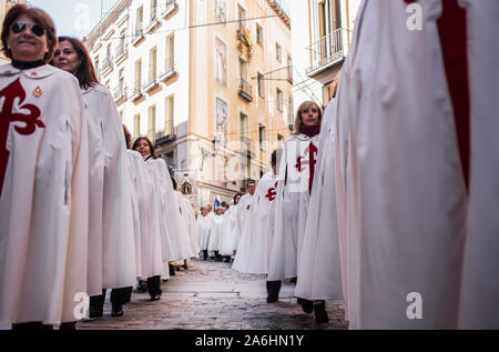 Madrid, Spagna. 9 Nov, 2018. I parrocchiani della parrocchia cattolica durante la processione.vergine di Almudena processione avviene attraverso le strade di Madrid dove il santo patrono della capitale della Spagna è portato dalla Plaza Mayor di Almudena Cathedral. Centinaia di congregazioni cattoliche si uniscono alla processione in onore della Vergine. Credito: Guillermo Santos SOPA/images/ZUMA filo/Alamy Live News Foto Stock
