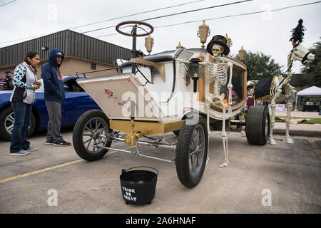 Houston, Stati Uniti d'America. 26 ott 2019. La gente visita il 12th Annual Halloween Classic Car Show al Museo Nazionale di Storia del funerale a Houston, Texas, Stati Uniti, il 26 ottobre, 2019. Credito: Yi-Chin Lee/Xinhua/Alamy Live News Foto Stock