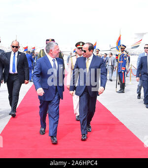 Il Cairo, Egitto -- 9 Ottobre 2019 -- re Abdullah II di Giordania rende un 1 Giorno in visita di stato in Egitto per colloqui con il presidente egiziano Abdel Fatah Al Sisi per discutere di questioni regionali e relazioni bilteral. (Presidenza egiziana Piscina Foto) Foto Stock