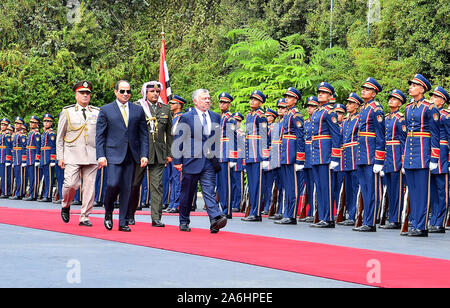 Il Cairo, Egitto -- 9 Ottobre 2019 -- re Abdullah II di Giordania rende un 1 Giorno in visita di stato in Egitto per colloqui con il presidente egiziano Abdel Fatah Al Sisi per discutere di questioni regionali e relazioni bilteral. (Presidenza egiziana Piscina Foto) Foto Stock