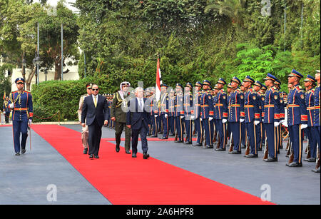 Il Cairo, Egitto -- 9 Ottobre 2019 -- re Abdullah II di Giordania rende un 1 Giorno in visita di stato in Egitto per colloqui con il presidente egiziano Abdel Fatah Al Sisi per discutere di questioni regionali e relazioni bilteral. (Presidenza egiziana Piscina Foto) Foto Stock