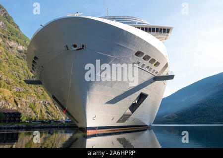 Grande nave da crociera in Norvegia fjord accanto a Flam Foto Stock