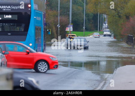 Il conducente di questo veicolo è incagliata dopo la sua auto si è rotta dopo la guida attraverso le inondazioni su Barnsdale Road a Castleford. Foto Stock