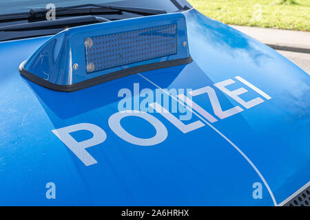 Il cofano del motore di un'auto della polizia in Germania (Close-up) Foto Stock