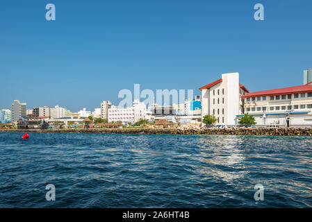 Maschio, Maldive - Novembre 18, 2017: Waterfront cityscape di maschio città come si vede dalla barca nelle Maldive, Oceano Indiano. Foto Stock