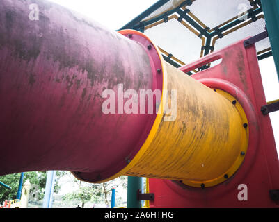 Old Dirty parco giochi in un paese tropicale. Foto Stock