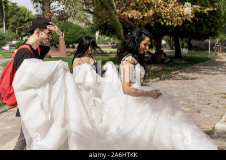 Montenegro, Sep 18, 2019: Sposa con accompagnatore a piedi una delle chiese a Cattaro Città Vecchia Foto Stock