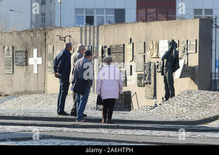 La gente a piedi la piazza di solidarietà di fronte storico cantiere navale di Gdansk, ora la solidarietà europea centro edificio del museo è visto in Gdansk, Polonia il 6 aprile 2019 © Michal Fludra / Alamy Live News Foto Stock