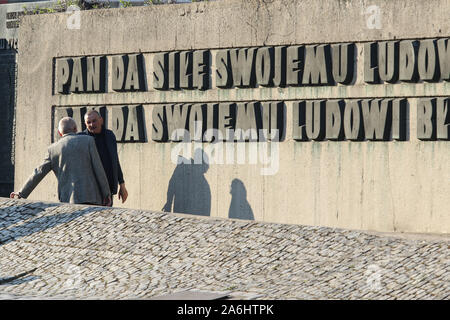 La gente a piedi la piazza di solidarietà di fronte storico cantiere navale di Gdansk, ora la solidarietà europea centro edificio del museo è visto in Gdansk, Polonia il 6 aprile 2019 © Michal Fludra / Alamy Live News Foto Stock