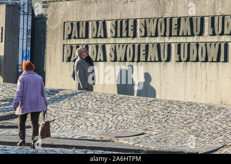 La gente a piedi la piazza di solidarietà di fronte storico cantiere navale di Gdansk, ora la solidarietà europea centro edificio del museo è visto in Gdansk, Polonia il 6 aprile 2019 © Michal Fludra / Alamy Live News Foto Stock