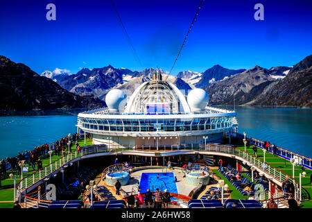 Glacier Bay, Alaska, con montagna in background e il ponte e le piscine di barca in primo piano Foto Stock