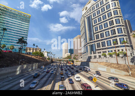 Autostrada il traffico nel centro cittadino di Los Angeles Foto Stock
