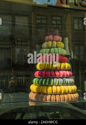 Piramide di macaron colorati in una vetrina Foto Stock