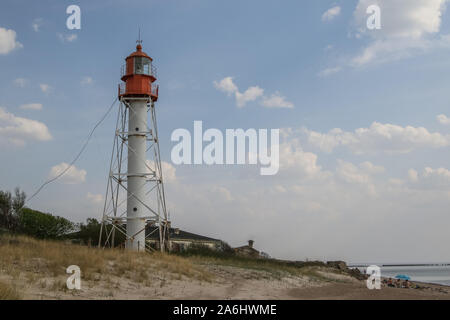 Faro sulla costa del Mar Baltico è visto in Pape (Rucava), in Lettonia Il 27 aprile 2019 © Michal Fludra / Alamy Live News Foto Stock