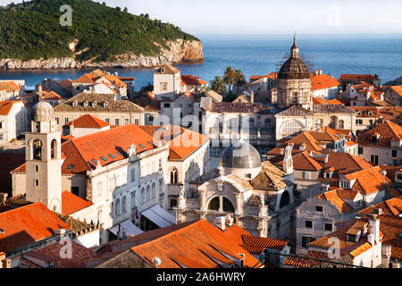 Vista panoramica del centro storico della città di Dubrovnik e l'isola di Lokrum, Croazia Foto Stock