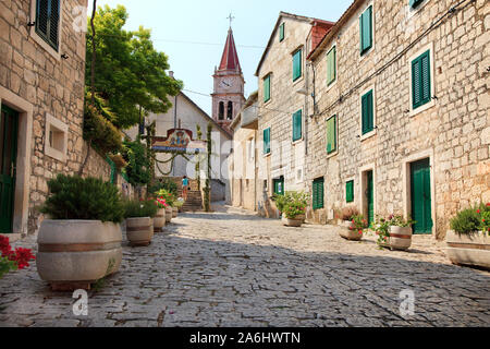 Vista del centro della città di Bol città a sud dell'isola di Brač nel Split-Dalmatia contea di Croazia Foto Stock