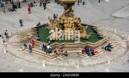 Salisburgo, Austria - 25 luglio 2017. La piazza Residenzplatz con Residenz fontana nella Città Vecchia di Salisburgo, Austria Foto Stock